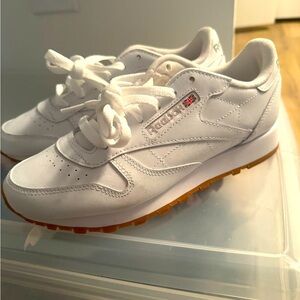 ALL WHITE CLASSIC REEBOKS